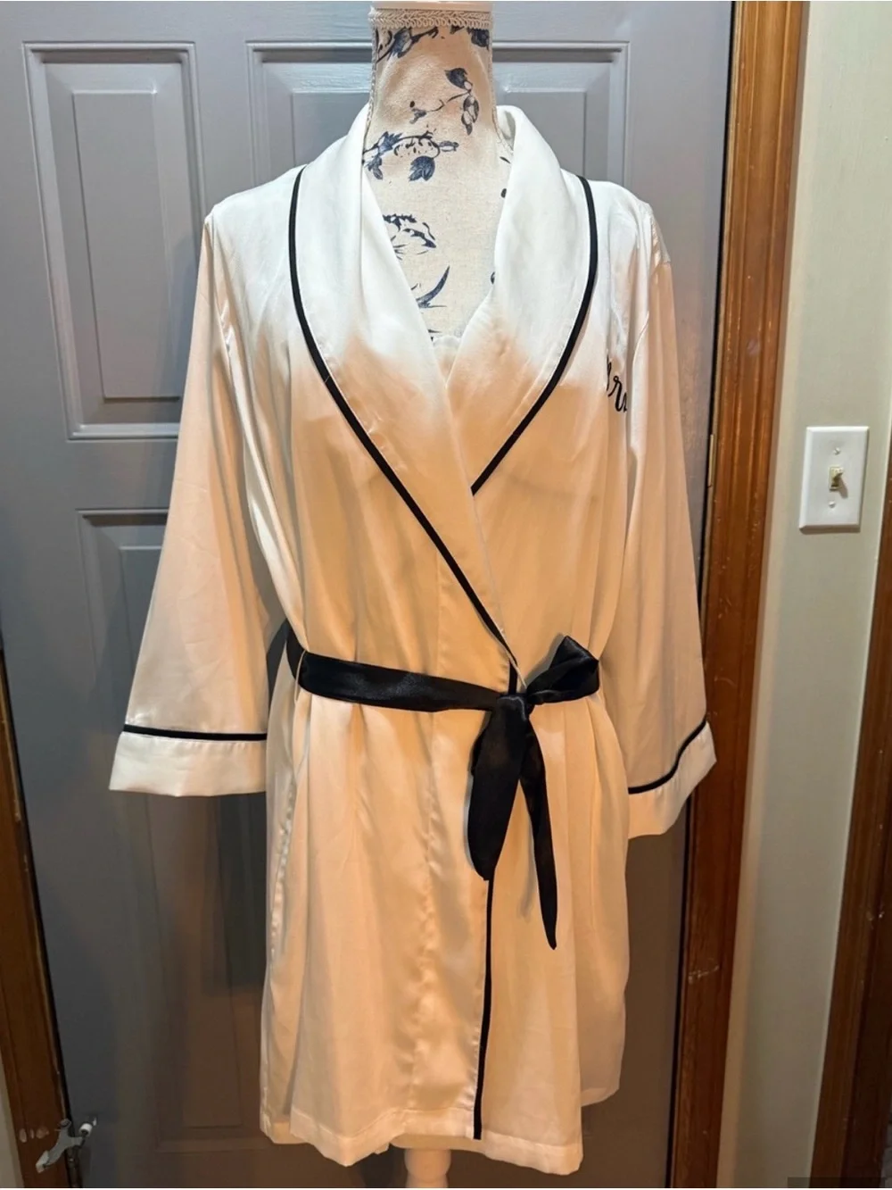 Kate Spade- White black “Mrs” satin robe with belt, XL